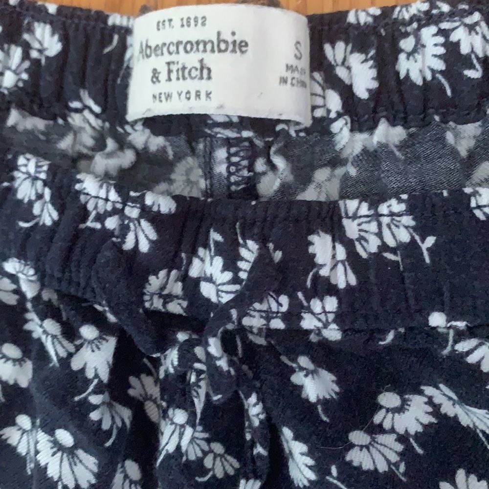 Abercrombie & Fitch Floral Print Shorts — light & airy - Picture 2 of 5